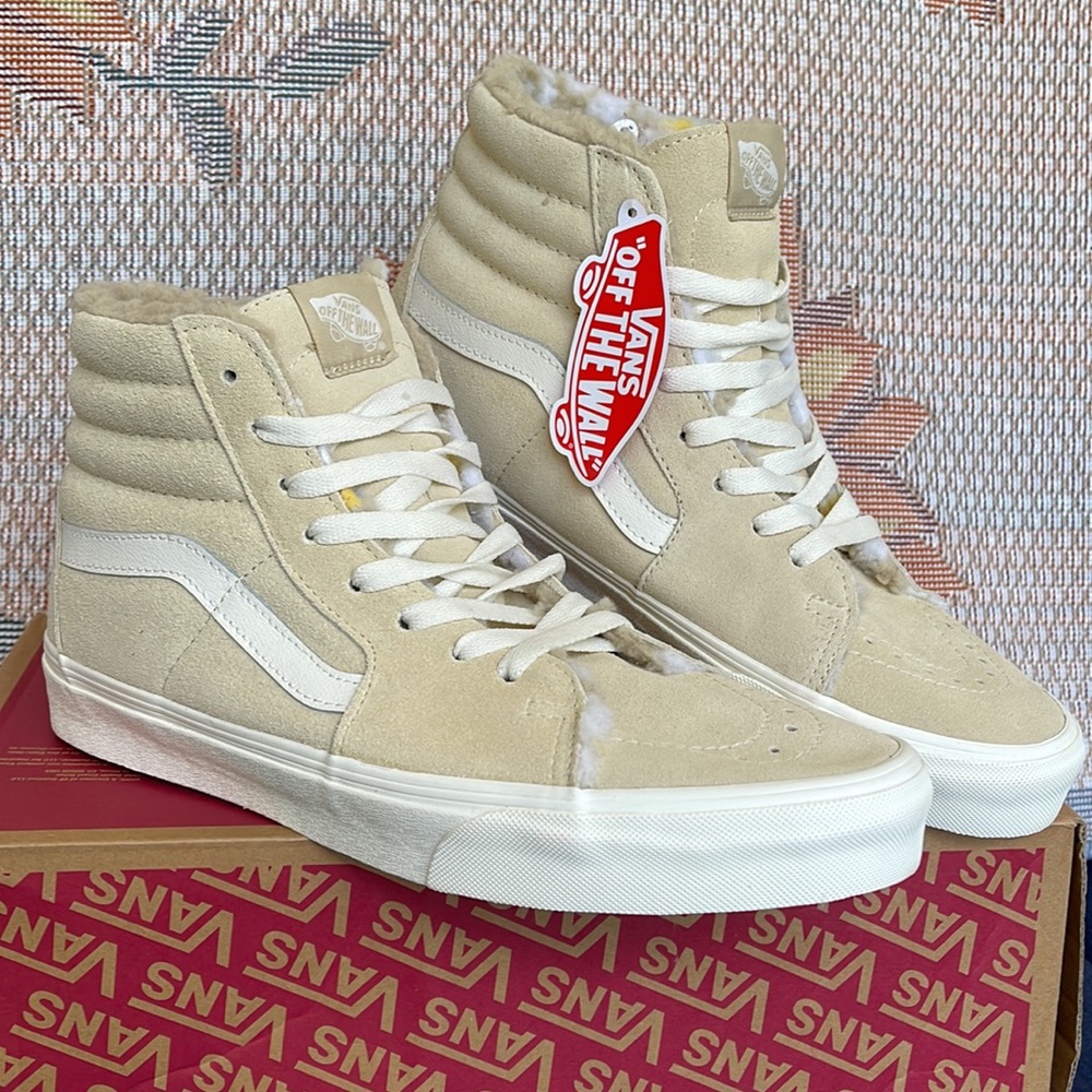 Vans WMNS Sk8-Hi
Cozy Hug Biscotti
VN0A7Q5NBVV
Sneakers - Picture 6 of 16